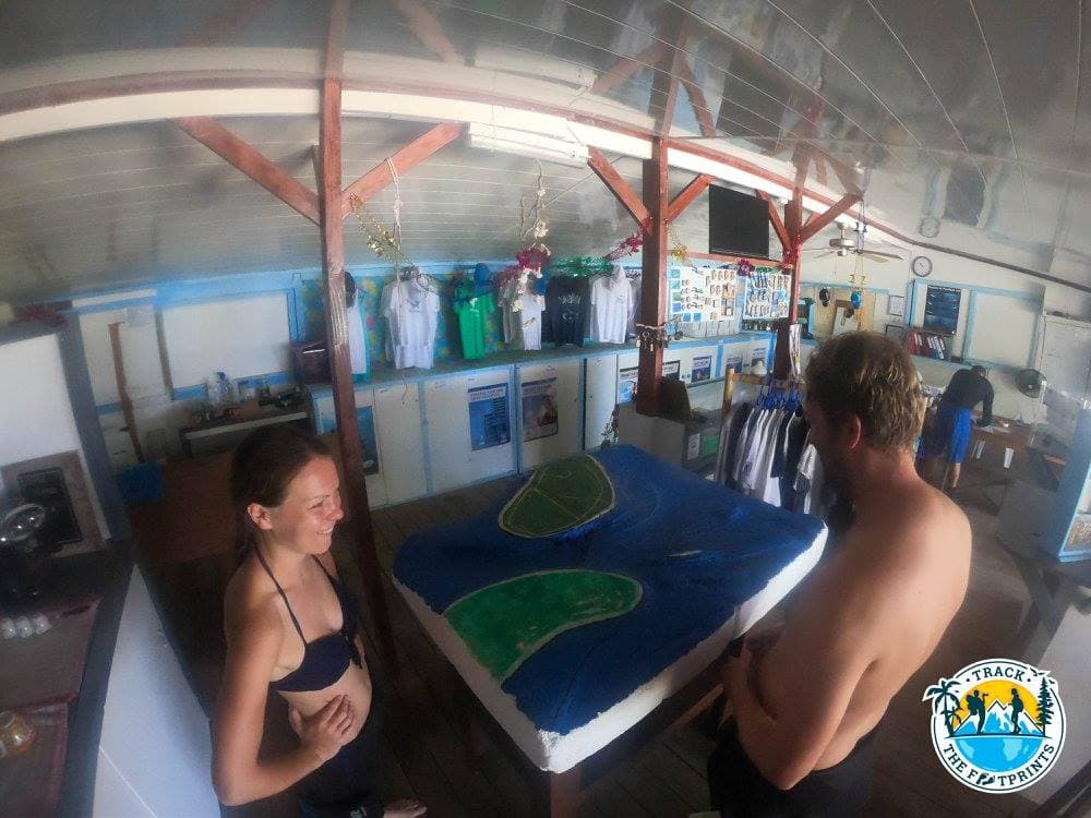 Briefing before diving at Rangiroa Diving Center