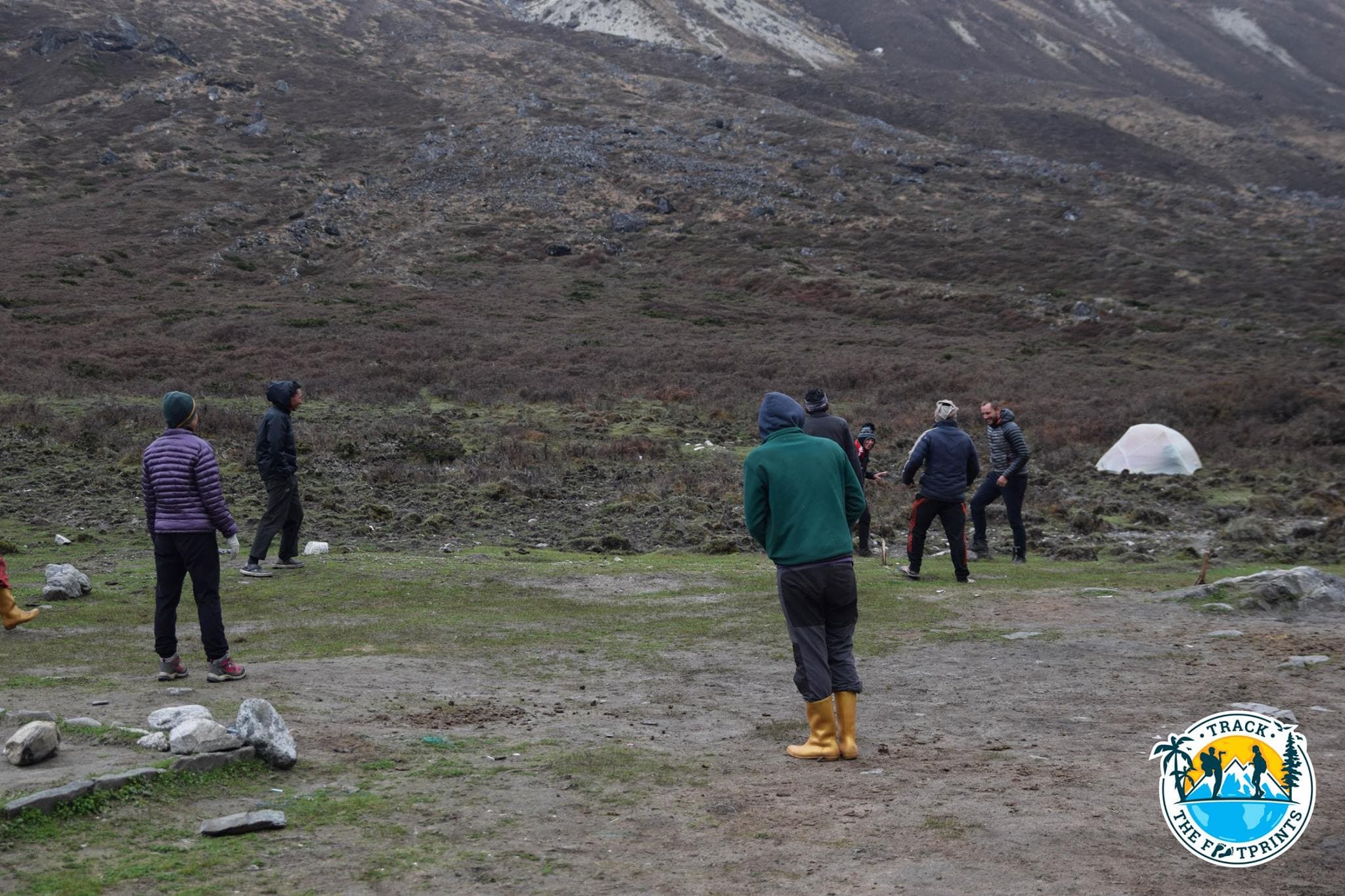 Football at more than 4,100 meters of altitude — Goecha La
