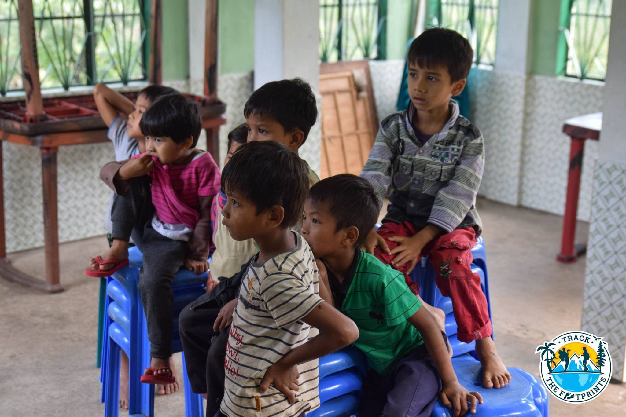 Kids watching anime in Nongriat