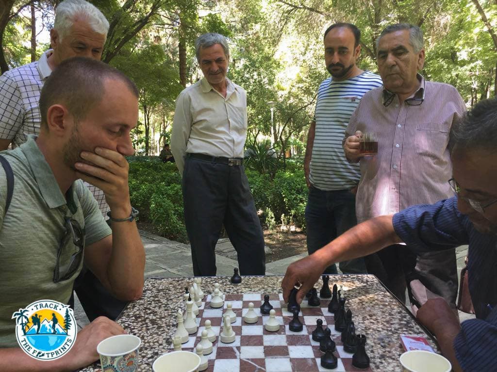 Rajayi park, playing chess