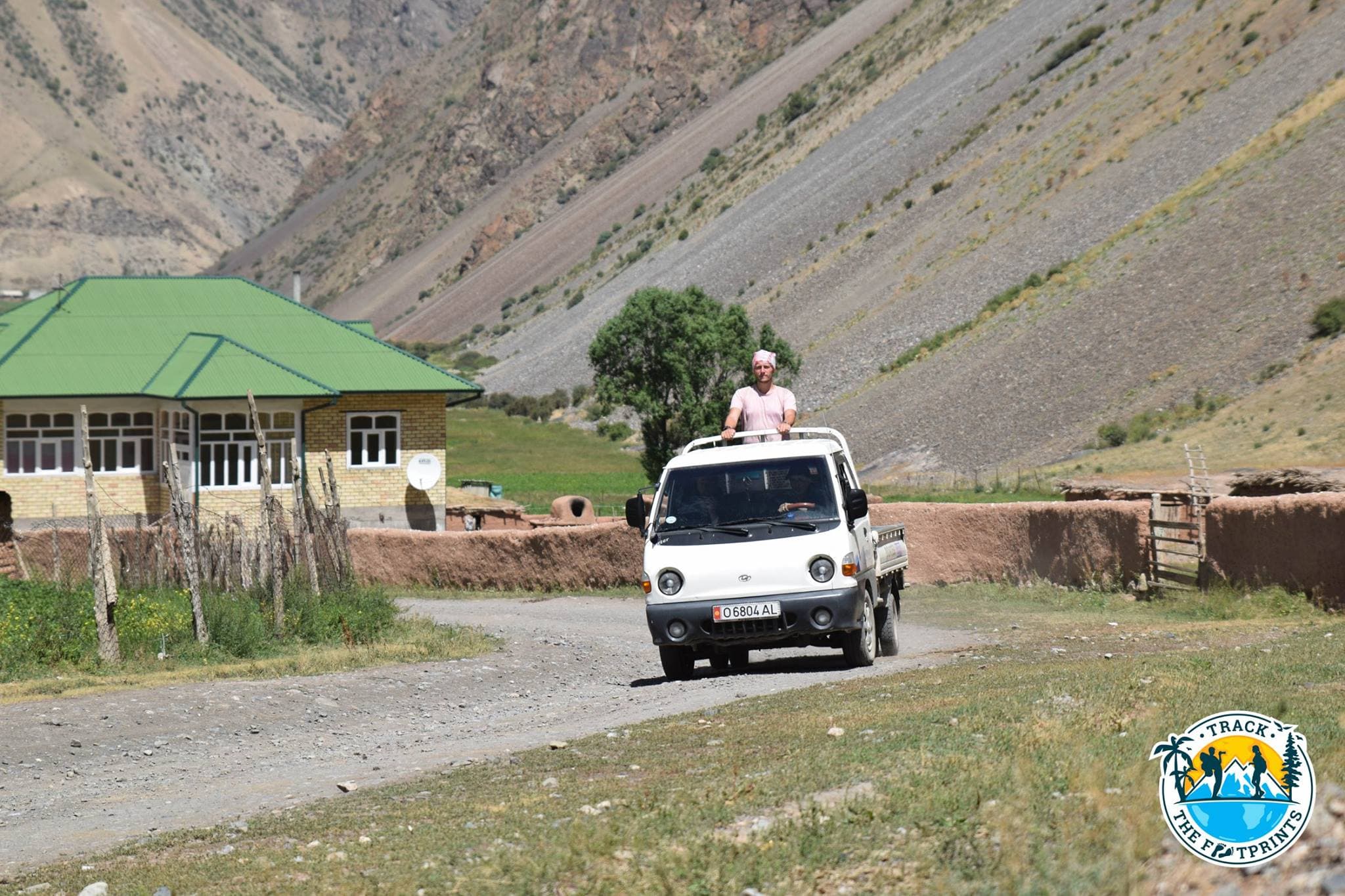 A nice guy took us for a few kilometers and brought William to a closed shop unfortunately