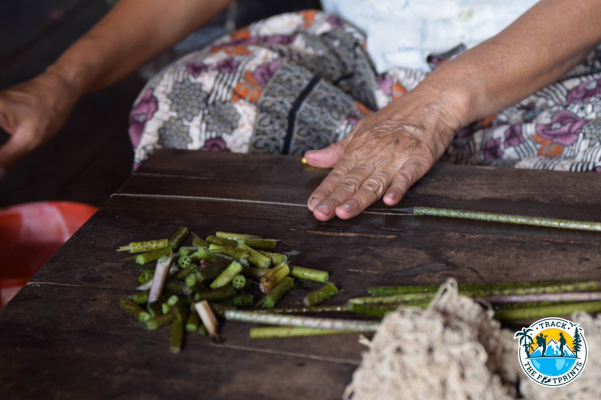Lotus yarn fabrication β Inle Lake